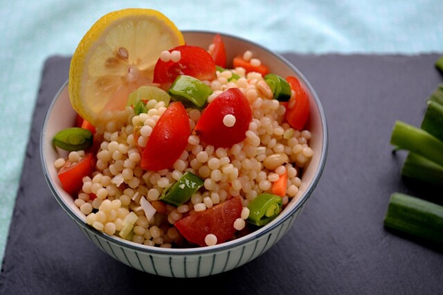 Couscous med sukkerærter og pinjekerner