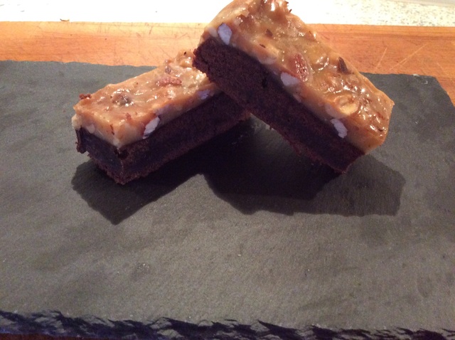 Brownie med crunchie nøddekaramel