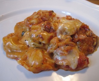 Tortellini bagt i ovnen med tomat og bechamelsauce