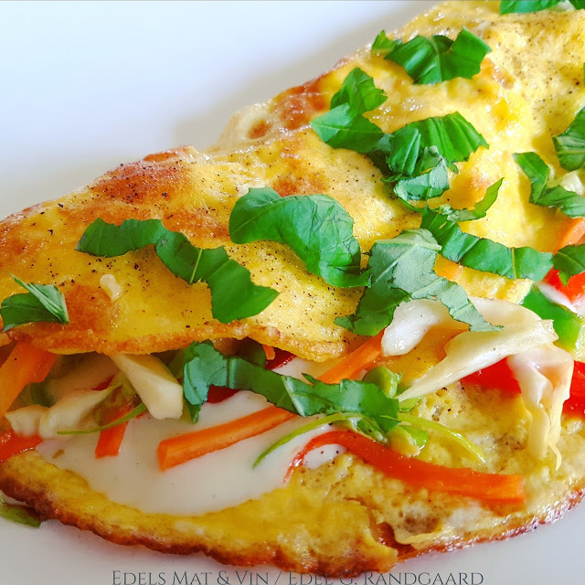 Omelett med asiatisk coleslaw og jalapeño magerost ♫♪