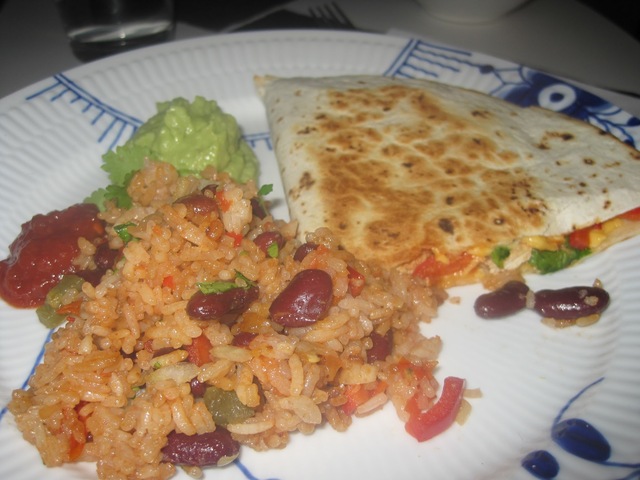 Quesadilla og ris med bønner og koriander