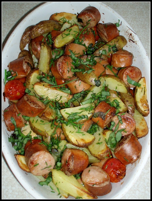 Ovnbagte pølser med kartoffelbåde og tomater