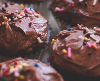 Fugtige chokolademuffins med appelsin