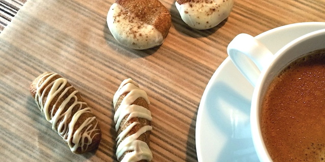 Cookies af kransekage med citron og hvid chokolade