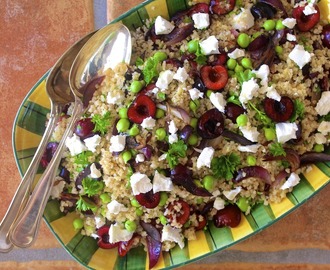 Bulgursalat med ærter, kirsebær, karamelliserede rødløg og feta