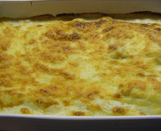 Gratinerede cannelloni med fyld af kødsauce