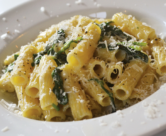 Pasta med spinat, muskat og fløde