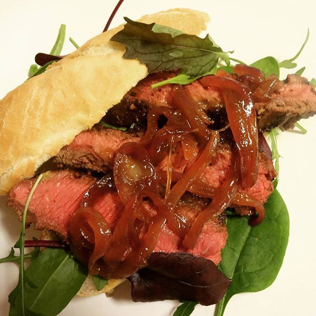 Flat Iron Steak Sandwich med karamellisert rødløk ♫♪