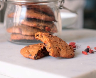 Myke cookies med gojibær og kakaonibs