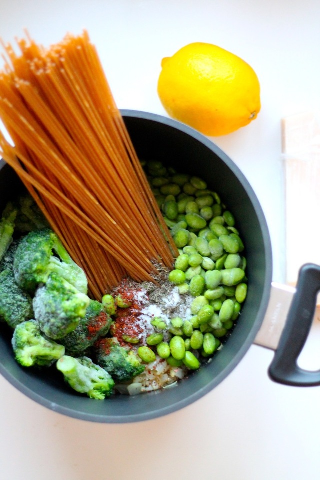 One pot pasta med broccoli, edamamebønner og parmesan
