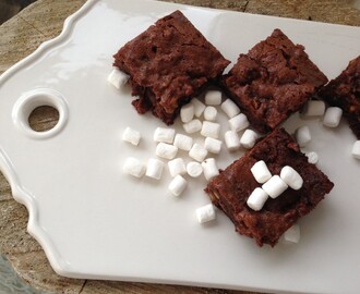 Brownie med nødder og skumfiduser