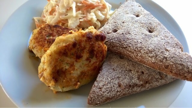 Fiske frikadeller med chorizio og basilikum , coleslaw og groft brød .