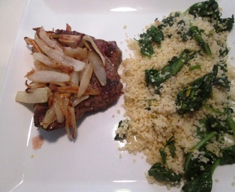 Steak med Stegte Løg og Krydret Couscous