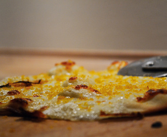 Pizza med mozzarella og bottarga