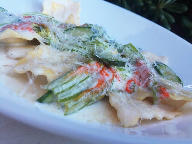 Tortellini med zucchiniblomster og fløde