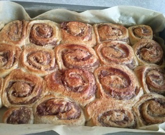 Kanelsnegle med banan- og æblefyld