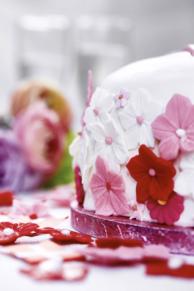 Blomstret fødselsdagskage med hindbærmousse og fondant