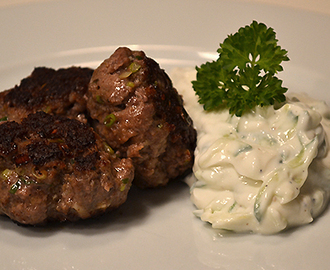 Oksefrikadeller med tzatziki