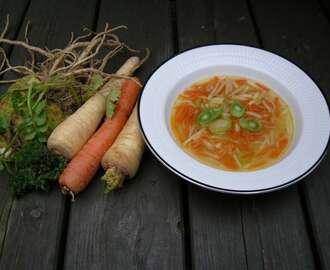 Juliennesuppe med bacon og godt brød