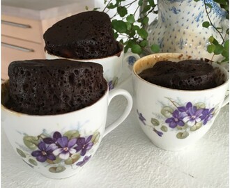 Mug cake med karamel og peanuts