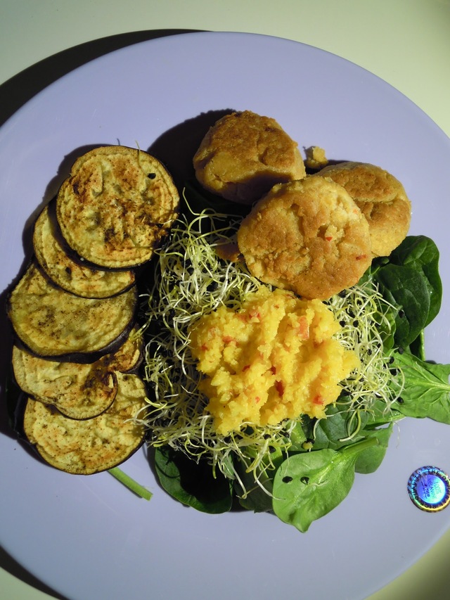 Laksefrikadeller med kikærter, raw mangochutney og auberginechips.