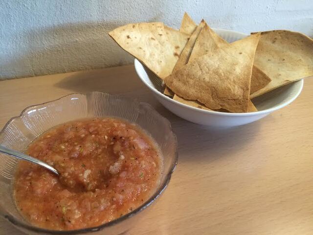 Tomatsalsa serveret med ristet flute eller pandekage-chips