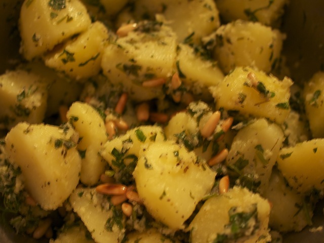 Kartoffelsalat med peberrod og pinjekerner