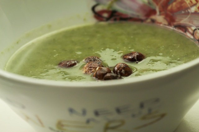 Grønkålssuppe med smørristede hasselnødder