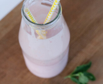 Jordbær milkshake med lemon og myntesirup