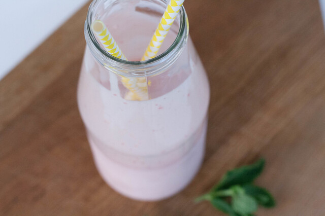 Jordbær milkshake med lemon og myntesirup