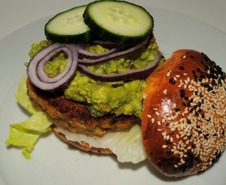 Spicy kyllingeburger med guacamole