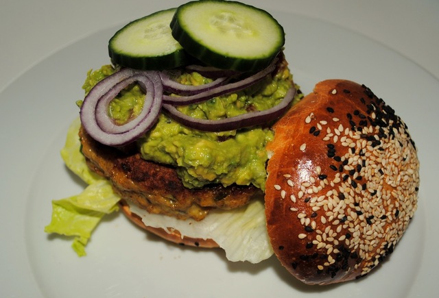 Spicy kyllingeburger med guacamole