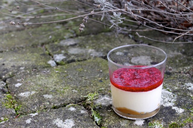 Panna cotta med hindbærcoulis og karamel