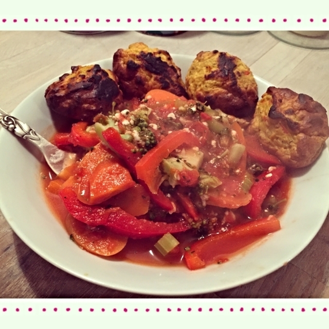 Hverdagsmad med spicy fiskefrikadeller og grønt i tomat!
