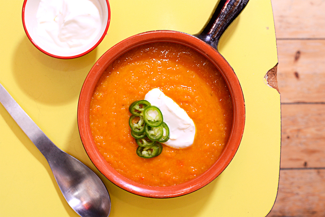 Stærk gulerodssuppe med citronskyr!