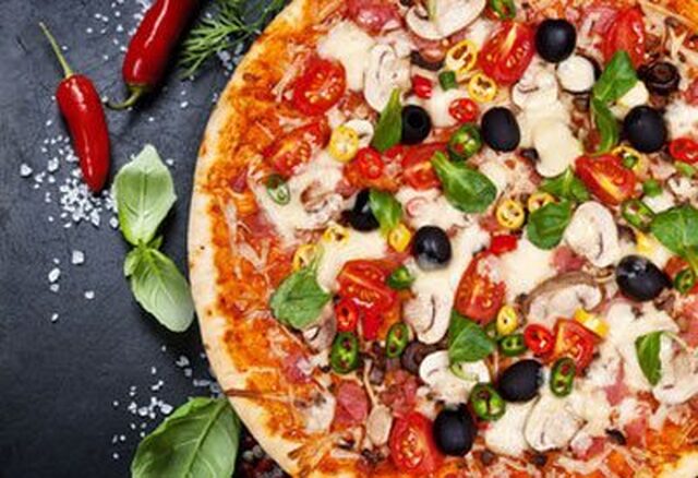 Hjemmelavet pizza - En dejlig nem opskrift der giver ro i sjælen og maven