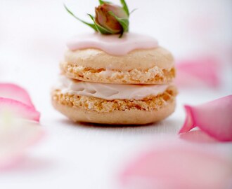 Små macaron med rosencreme