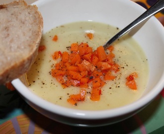 Kartoffel-jordskokkesuppe med chili-gulerodsdrys