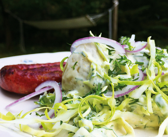 Grillet salsiccia med kartoffelsalat med spidskål og sennep