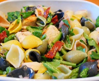 Pastasalat med pasta conchiglie, kylling, masser af grønt og sennepsdressing