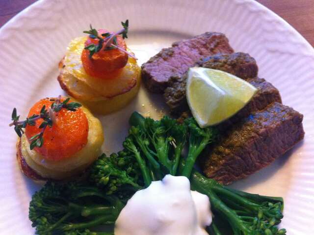 Lammefilet med pesto og broccoliasparges