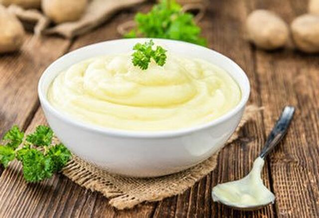Hjemmelavet kartoffelmos med smør og mælk. Din familien vil elske den.