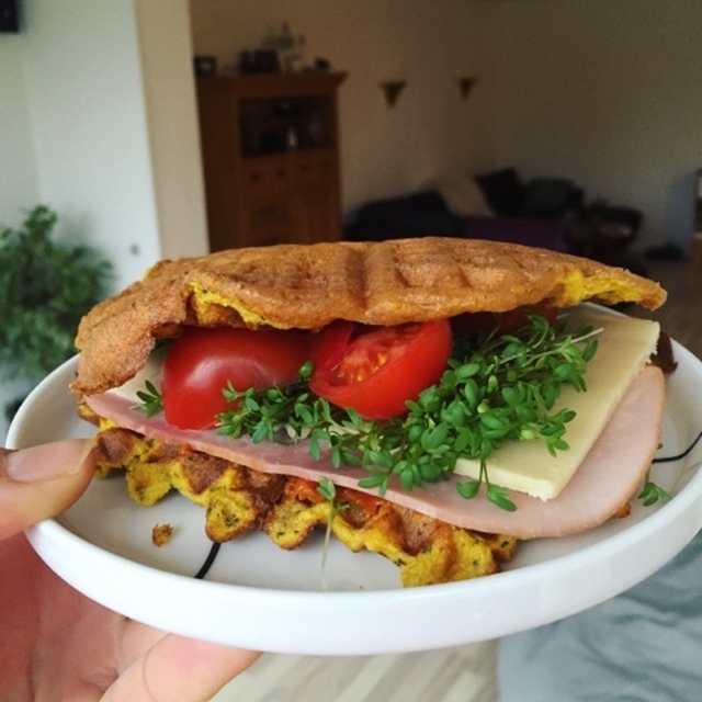 Low-carb vaffel sandwich