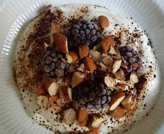 Pære/vanilje skyr med frosne brombær og lakrids