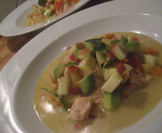 Fiskesuppe med Laks og Kartofler. Toppet med Avocado-Æble salsa.