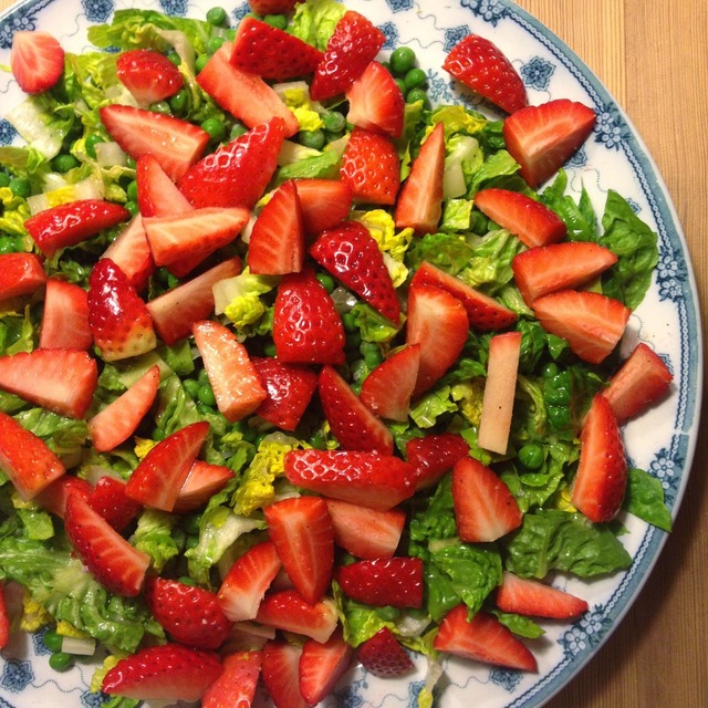 Salat med jordbær og ærter