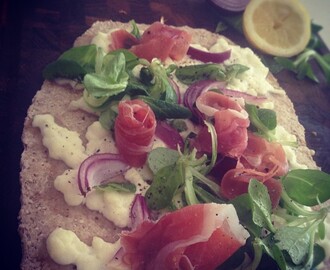 Fuldkornspizza med hytteost, løg, salat og serrano - Lækker frokost