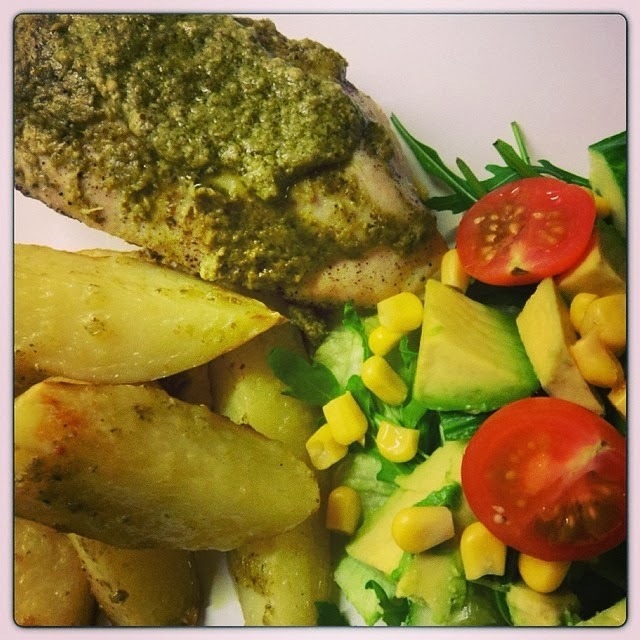 Kylling med pesto, servert med ovnsbakte pesto'poteter og salat med avokado ♫