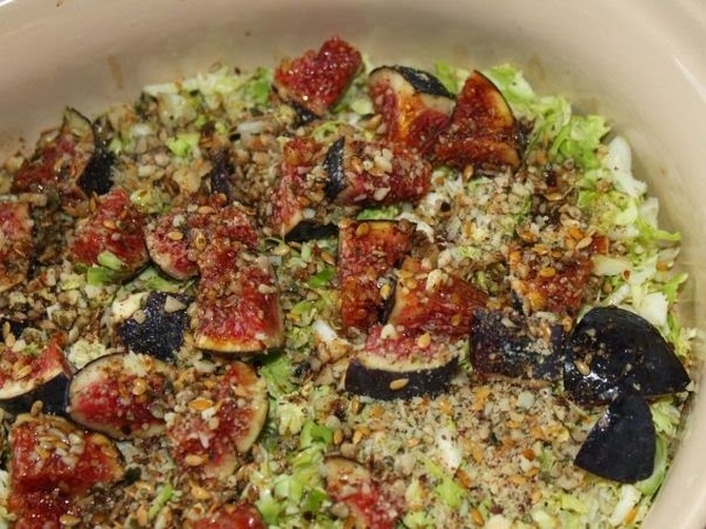 Rosenkål-figen salat med krydret nøddecrunch