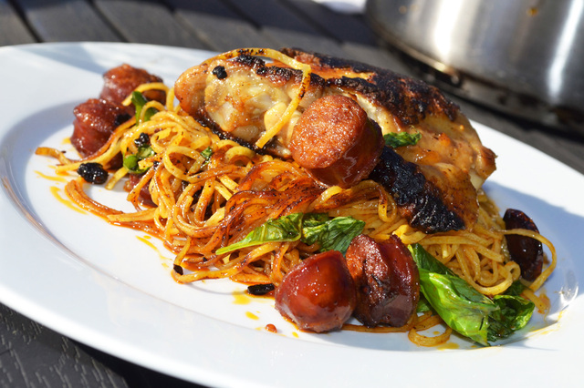 Spanitalian: Sprødstegt kylling med pasta med chorizo, soltørrede tomater og frisk basilikum